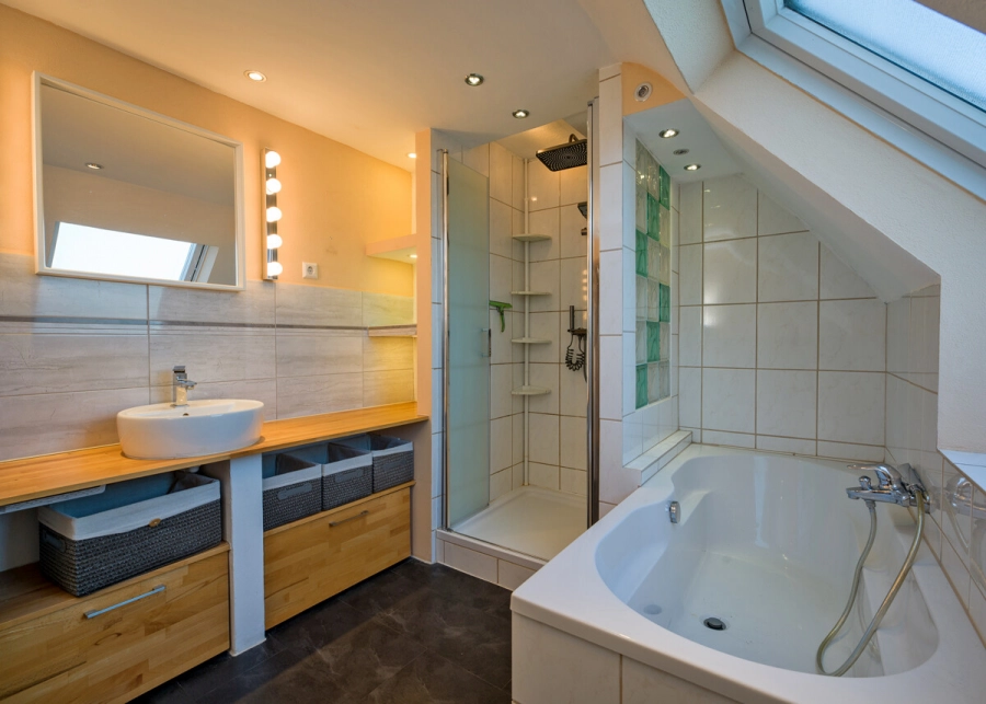 Charaktervolles Haus mit besonderem Flair – liebevoll gepflegt & bereit für eine neue Familie - Badezimmer (78480)