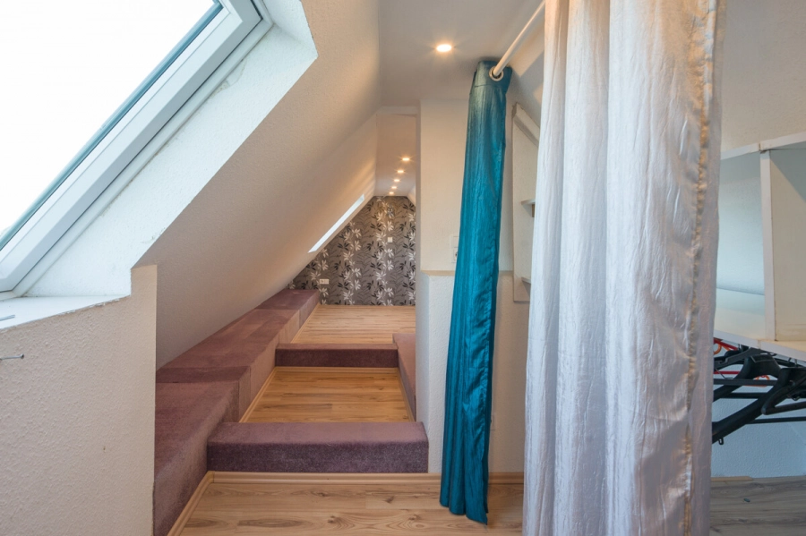 Charaktervolles Haus mit besonderem Flair – liebevoll gepflegt & bereit für eine neue Familie - ausgebauter Dachspitz (78482)