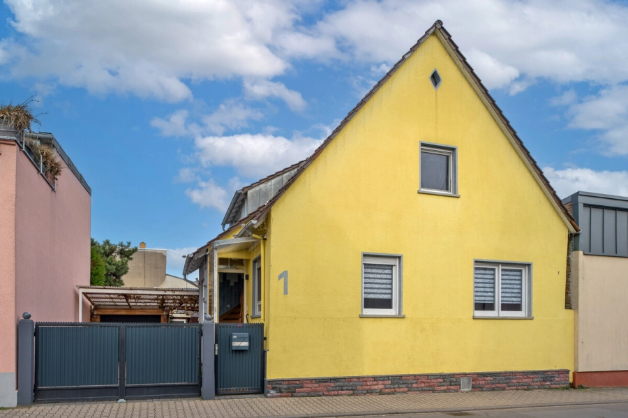 Charaktervolles Haus mit besonderem Flair – liebevoll gepflegt & bereit für eine neue Familie - Außenansicht (80868)