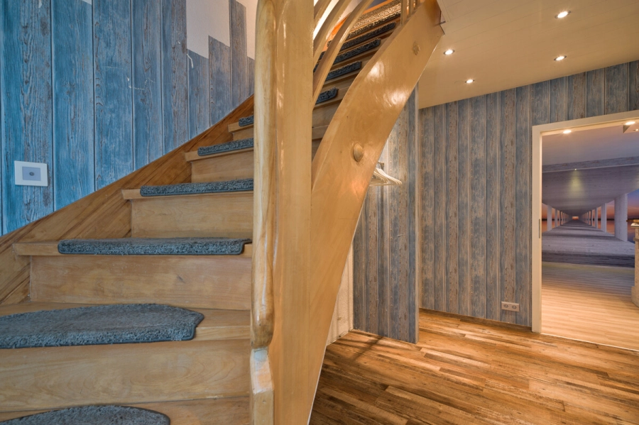 Charaktervolles Haus mit besonderem Flair – liebevoll gepflegt & bereit für eine neue Familie - Aufgang zum OG (78478)