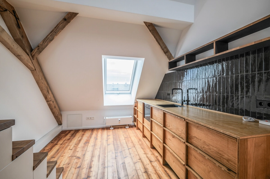 Exklusive Büroetage im historischen Gebäude „Alte Bank“ in bester Innenstadtlage von Bruchsal - Küche mit Aufgang zur Galerie (80699)