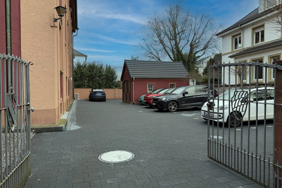 Exklusive Büroetage im historischen Gebäude „Alte Bank“ in bester Innenstadtlage von Bruchsal - Hof mit Pkw-Stellplätzen (80692)