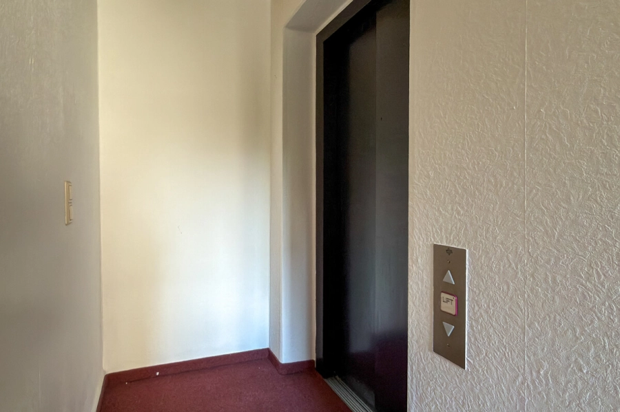 Zweifamilienwohnhaus mit zwei Garagen und separatem Grundstück - Fahrstuhl (78852)