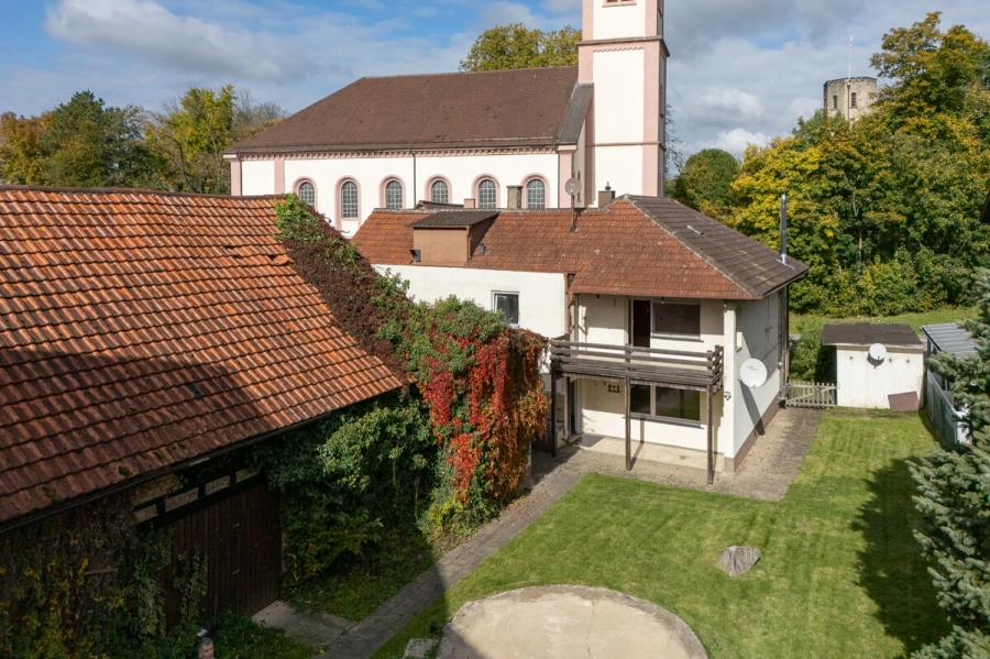 Zweifamilienwohnhaus mit zwei Garagen und separatem Grundstück - Gartenseite (78837)