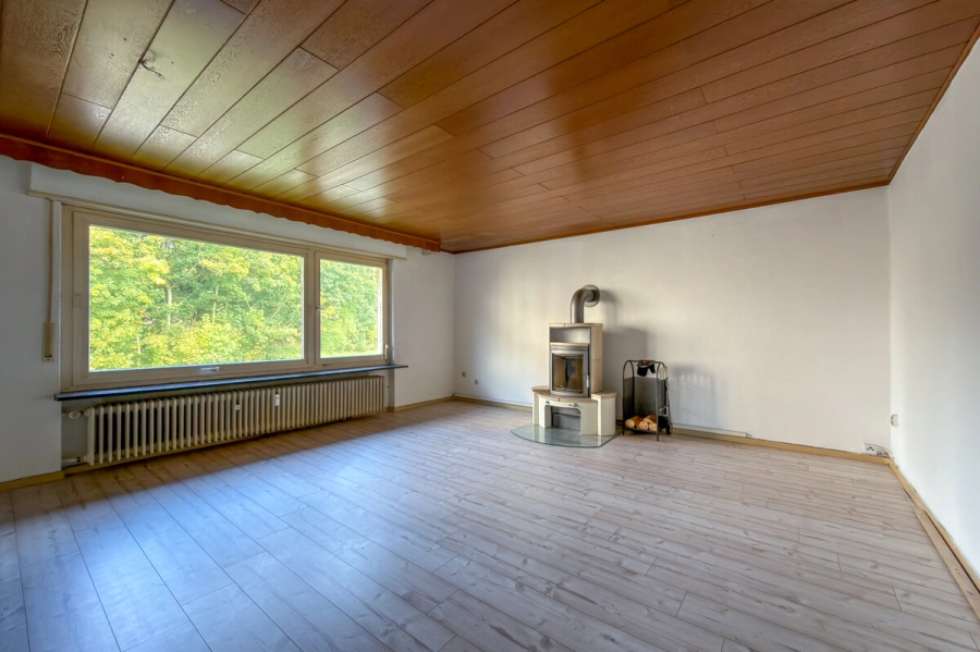 Zweifamilienwohnhaus mit zwei Garagen und separatem Grundstück - Wohnzimmer OG (78848)