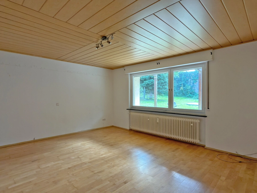 Zweifamilienwohnhaus mit zwei Garagen und separatem Grundstück - Schlafzimmer EG (78841)