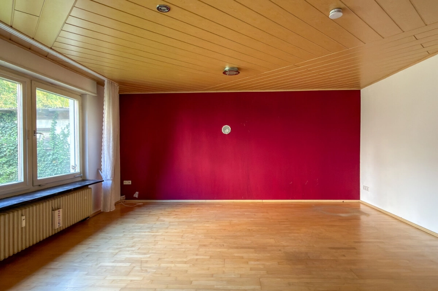 Zweifamilienwohnhaus mit zwei Garagen und separatem Grundstück - Wohnzimmer EG (78842)