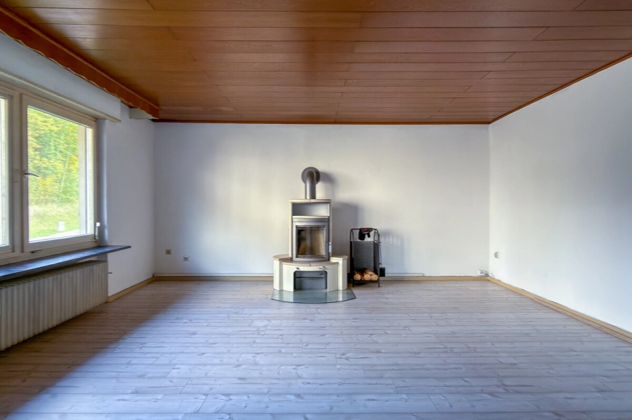 Zweifamilienwohnhaus mit zwei Garagen und separatem Grundstück - Wohnzimmer OG (78847)