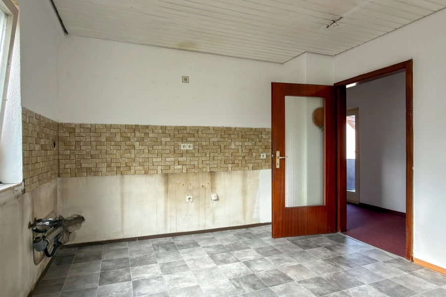 Zweifamilienwohnhaus mit zwei Garagen und separatem Grundstück - Küche OG (78846)