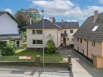 Straßenseite - Zweifamilienwohnhaus mit zwei Garagen und separatem Grundstück