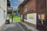 Nebengebäude - Zweifamilienwohnhaus mit zwei Garagen und separatem Grundstück