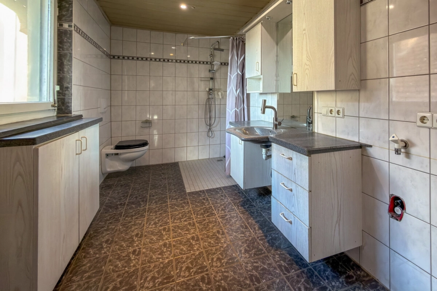 Zweifamilienwohnhaus mit zwei Garagen und separatem Grundstück - Badezimmer OG (78850)