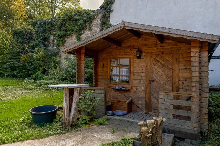 Zweifamilienwohnhaus mit zwei Garagen und separatem Grundstück - Gartenhütte (78856)