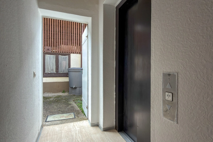 Zweifamilienwohnhaus mit zwei Garagen und separatem Grundstück - Zugang Hof und Garten (78840)