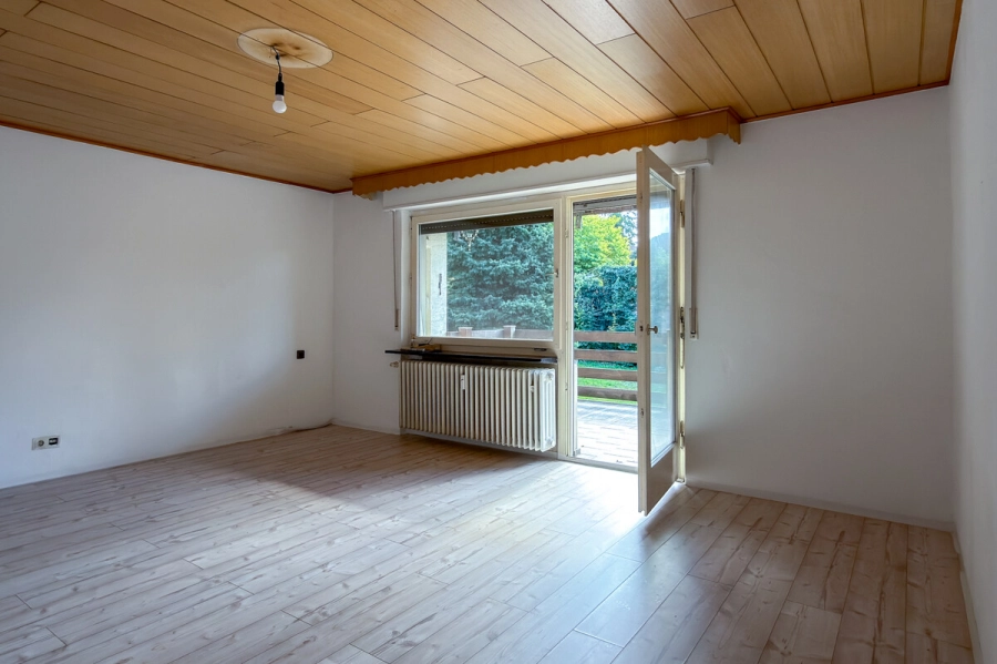 Zweifamilienwohnhaus mit zwei Garagen und separatem Grundstück - Schlaf/Wohnzimmer OG (78845)