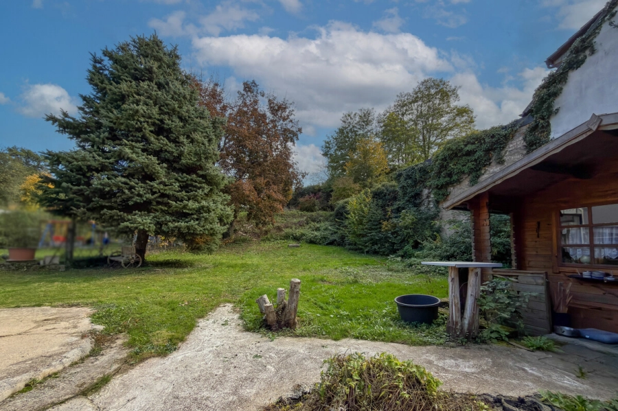 Zweifamilienwohnhaus mit zwei Garagen und separatem Grundstück - Grundstück (78855)