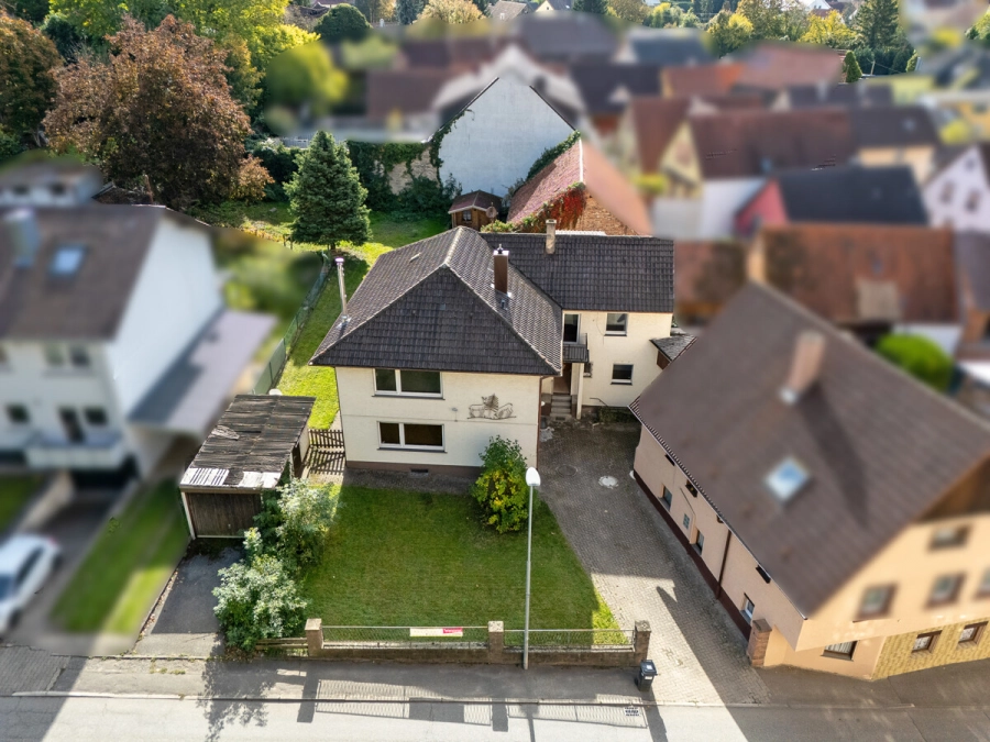 Zweifamilienwohnhaus mit zwei Garagen und separatem Grundstück - Objektübersicht (78838)