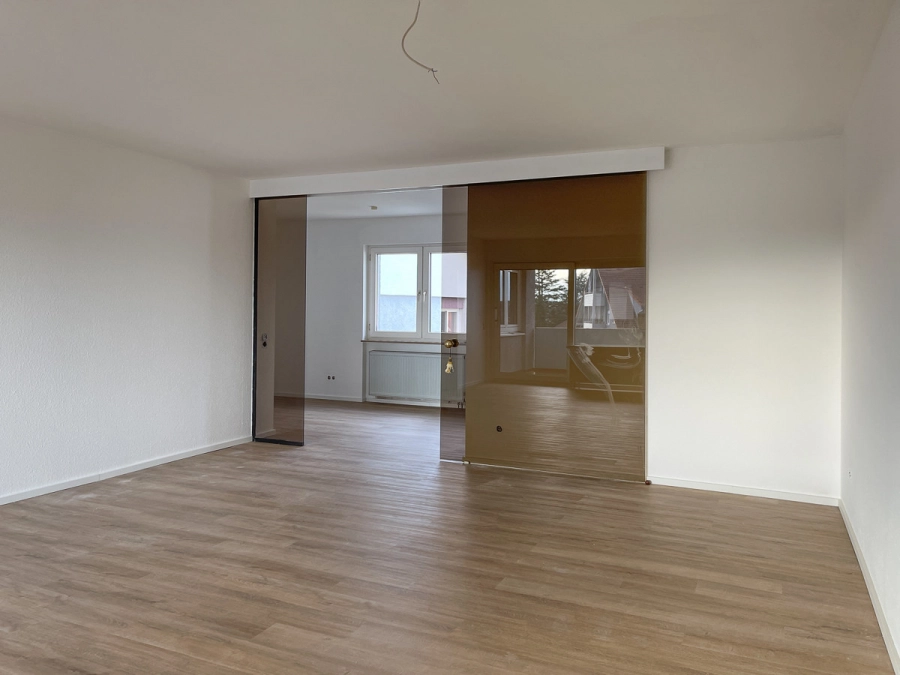 Renovierte 2,5 Zimmer-Wohnung in Wiesental – Ideal für Singles und Paare mit mit moderner Einbauküche! - Wohnzimmer (78780)