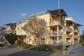 Straßenansicht - Außergewöhnliche 2-Zimmer-Wohnung mit Dachterrasse und TG-Stellplatz