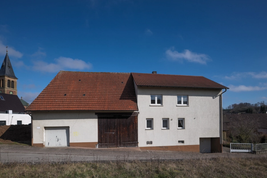 Viel Raum für Ideen: Einfamilienhaus mit Scheune und separater landwirtschaftlicher Fläche - Straßenansicht (81008)