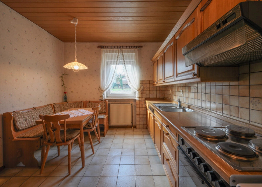 Viel Raum für Ideen: Einfamilienhaus mit Scheune und separater landwirtschaftlicher Fläche - Küche EG (81014)