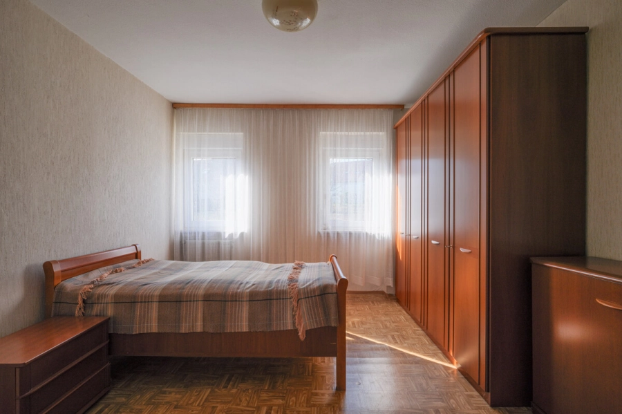 Viel Raum für Ideen: Einfamilienhaus mit Scheune und separater landwirtschaftlicher Fläche - Schlafzimmer EG (81011)