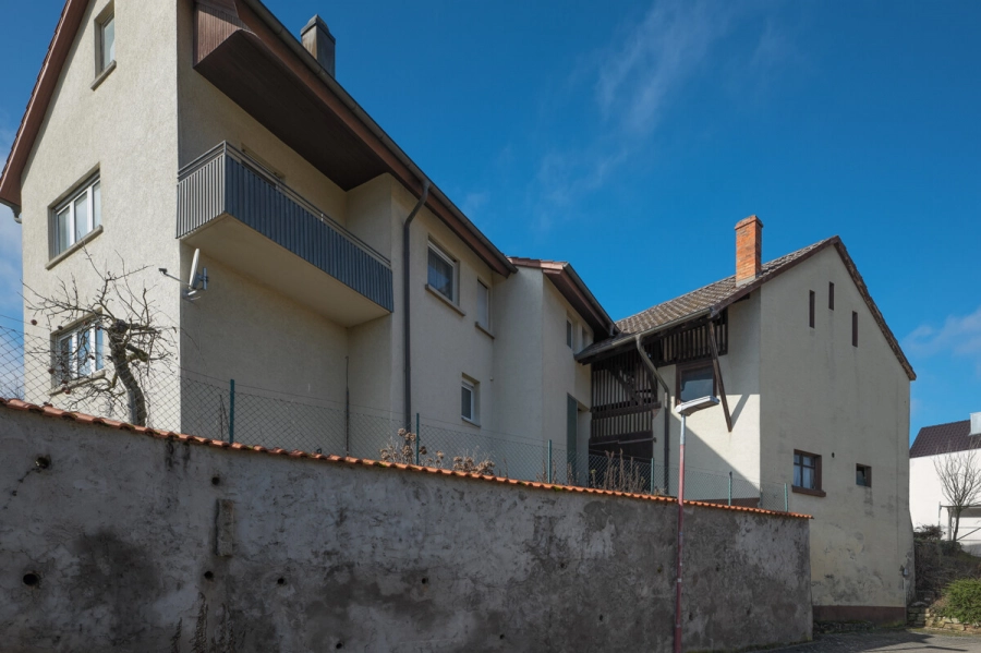 Viel Raum für Ideen: Einfamilienhaus mit Scheune und separater landwirtschaftlicher Fläche - Straßenansicht (81009)