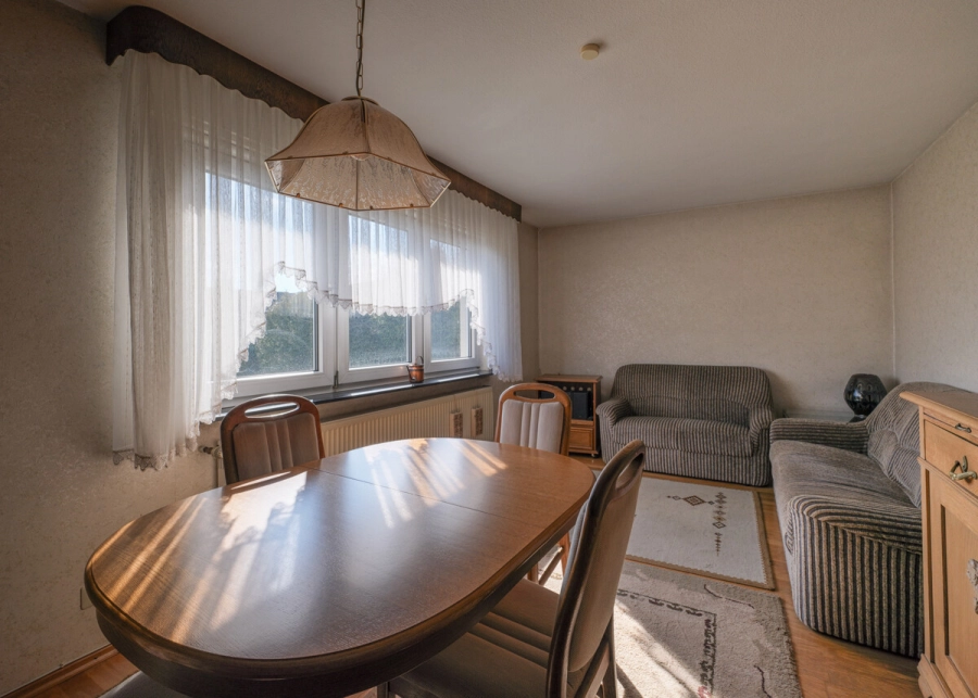 Viel Raum für Ideen: Einfamilienhaus mit Scheune und separater landwirtschaftlicher Fläche - Wohnzimmer EG (81012)