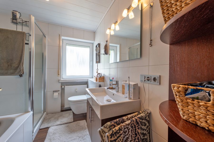 Ihr Rückzugsort in bester Aussichtslage – Modernes Einfamilienhaus mit Einliegerwohnung - Badezimmer im Erdgeschoss (76967)