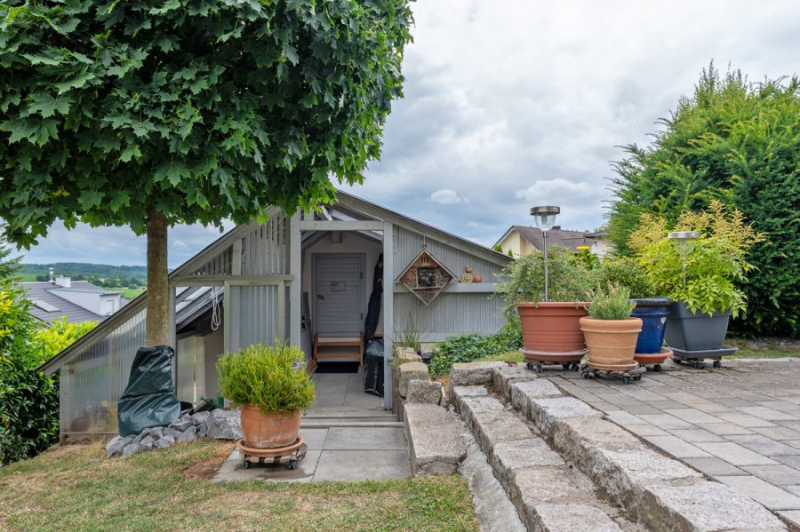 Ihr Rückzugsort in bester Aussichtslage – Modernes Einfamilienhaus mit Einliegerwohnung - Rückseite des Garagengebäudes (76976)