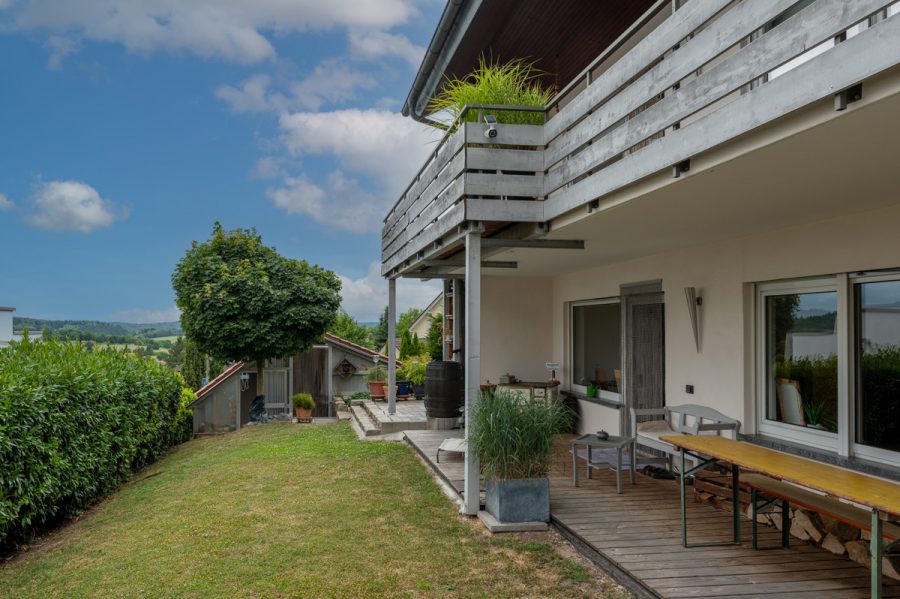 Ihr Rückzugsort in bester Aussichtslage – Modernes Einfamilienhaus mit Einliegerwohnung - Terrasse und Balkon (76972)