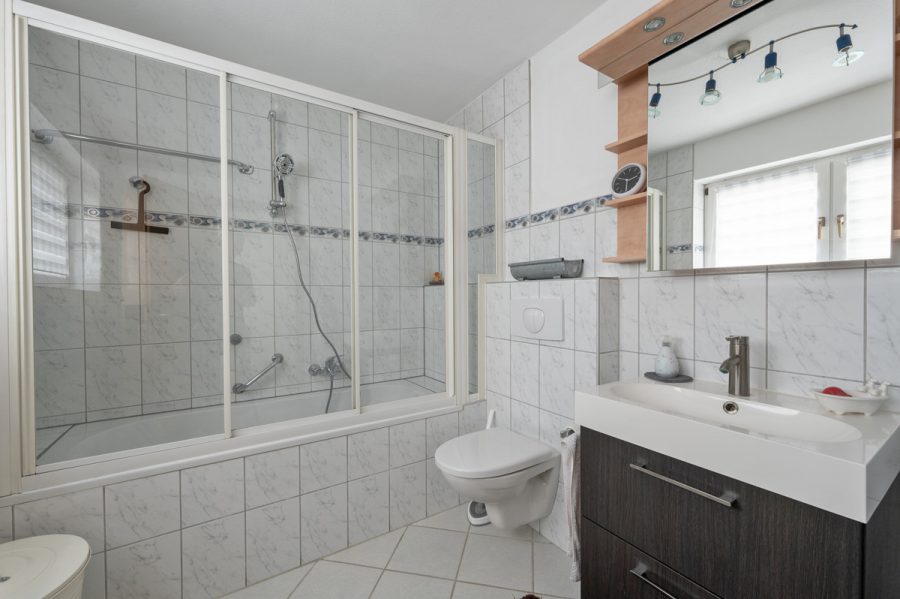 Ihr Rückzugsort in bester Aussichtslage – Modernes Einfamilienhaus mit Einliegerwohnung - Badezimmer im Gartengeschoss (76971)