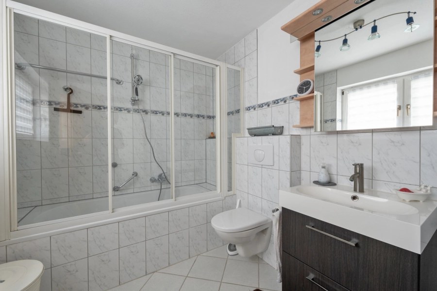 Ihr Rückzugsort in bester Aussichtslage – Modernes Einfamilienhaus mit Einliegerwohnung - Badezimmer im Gartengeschoss (79299)