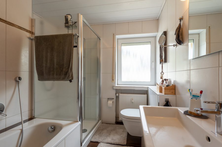 Ihr Rückzugsort in bester Aussichtslage – Modernes Einfamilienhaus mit Einliegerwohnung - Badezimmer im Erdgeschoss (76966)