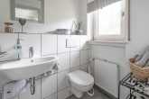 Gäste-WC im Erdgeschoss - Ihr Rückzugsort in bester Aussichtslage – Modernes Einfamilienhaus mit Einliegerwohnung