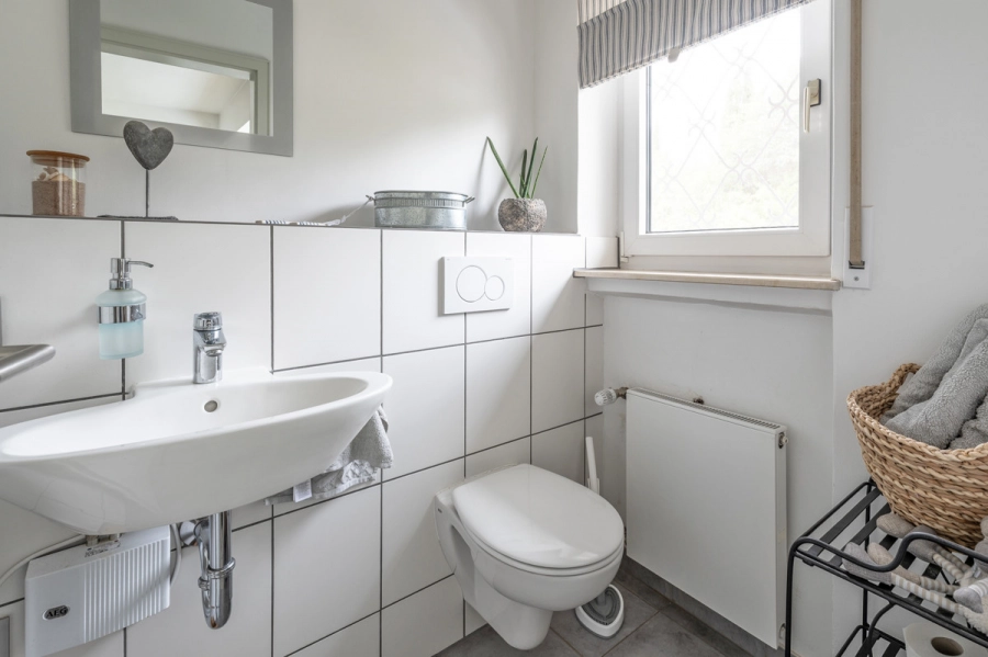 Ihr Rückzugsort in bester Aussichtslage – Modernes Einfamilienhaus mit Einliegerwohnung - Gäste-WC im Erdgeschoss (79296)