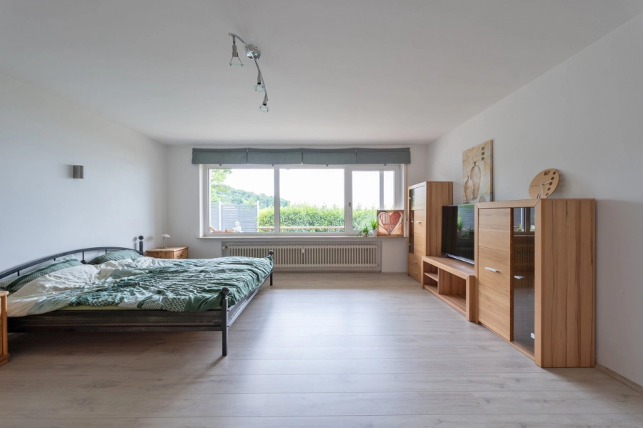 Ihr Rückzugsort in bester Aussichtslage – Modernes Einfamilienhaus mit Einliegerwohnung - Schlafzimmer im Gartengeschoss (79298)