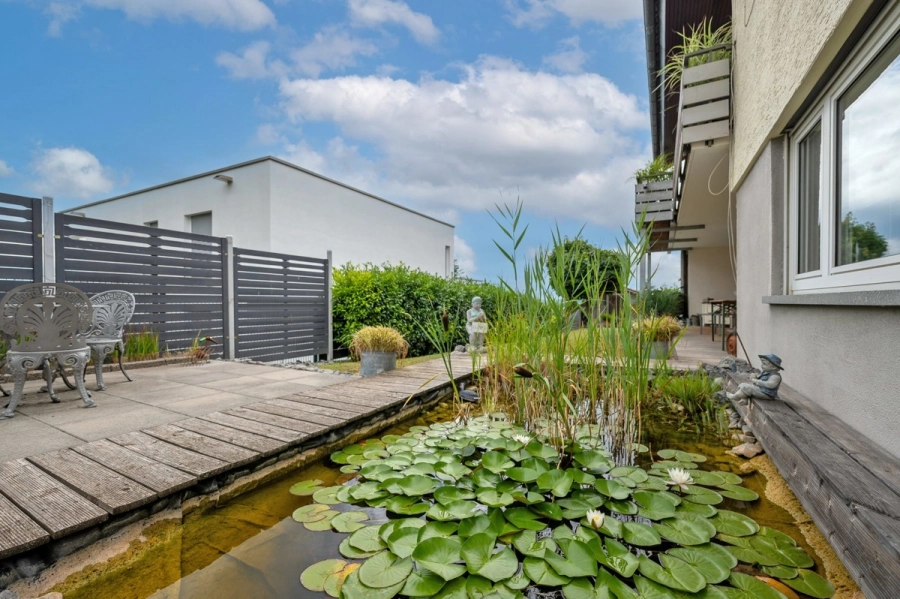 Ihr Rückzugsort in bester Aussichtslage – Modernes Einfamilienhaus mit Einliegerwohnung - Gartenteich (79302)