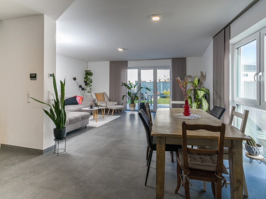 Familienfreundliches Wohnen in einer neuwertigen Doppelhaushälfte mit Energieeffizienzklasse A+ - Wohn- und Essbereich (80621)
