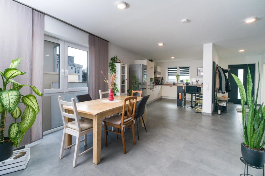 Familienfreundliches Wohnen in einer neuwertigen Doppelhaushälfte mit Energieeffizienzklasse A+ - Essbereich, Küche und Eingang (80620)