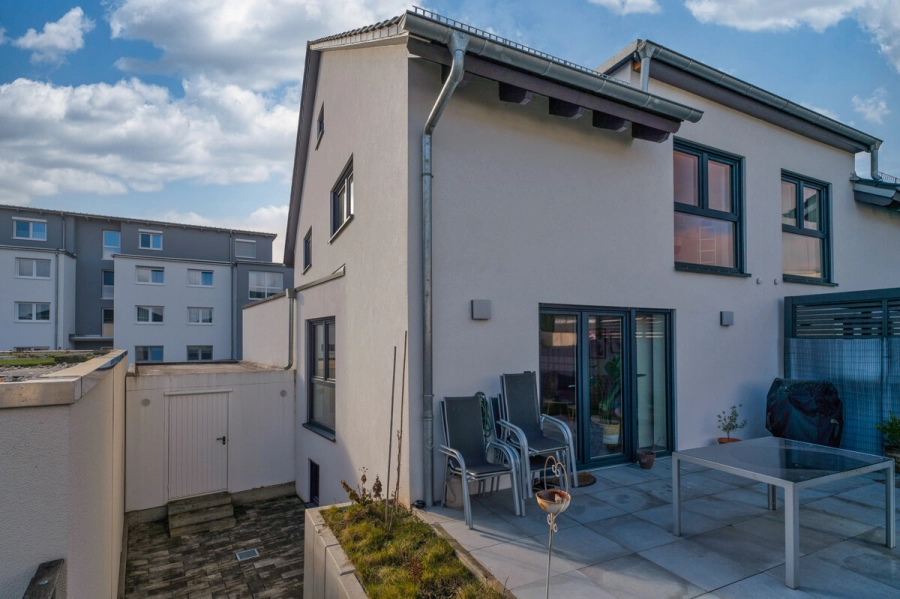 Familienfreundliches Wohnen in einer neuwertigen Doppelhaushälfte mit Energieeffizienzklasse A+ - Terrasse und Innenhof (80630)