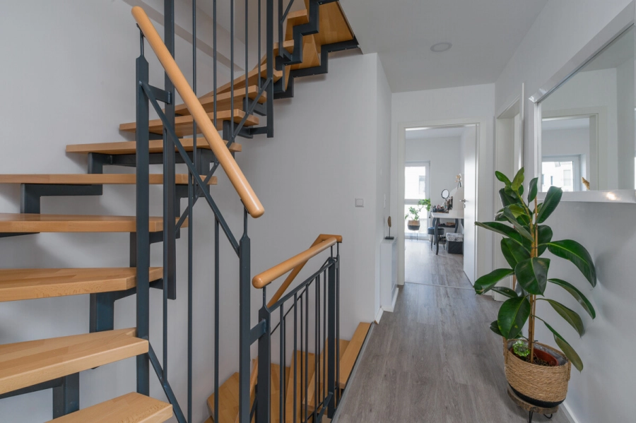 Familienfreundliches Wohnen in einer neuwertigen Doppelhaushälfte mit Energieeffizienzklasse A+ - Flur im Obergeschoss (80623)