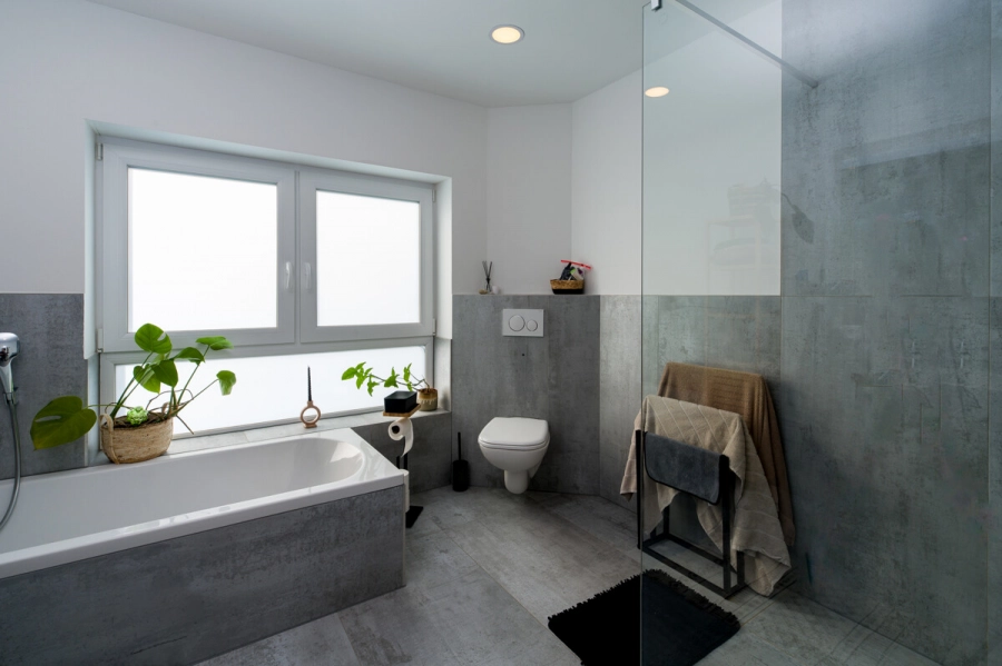 Familienfreundliches Wohnen in einer neuwertigen Doppelhaushälfte mit Energieeffizienzklasse A+ - Badezimmer im Obergeschoss (80627)