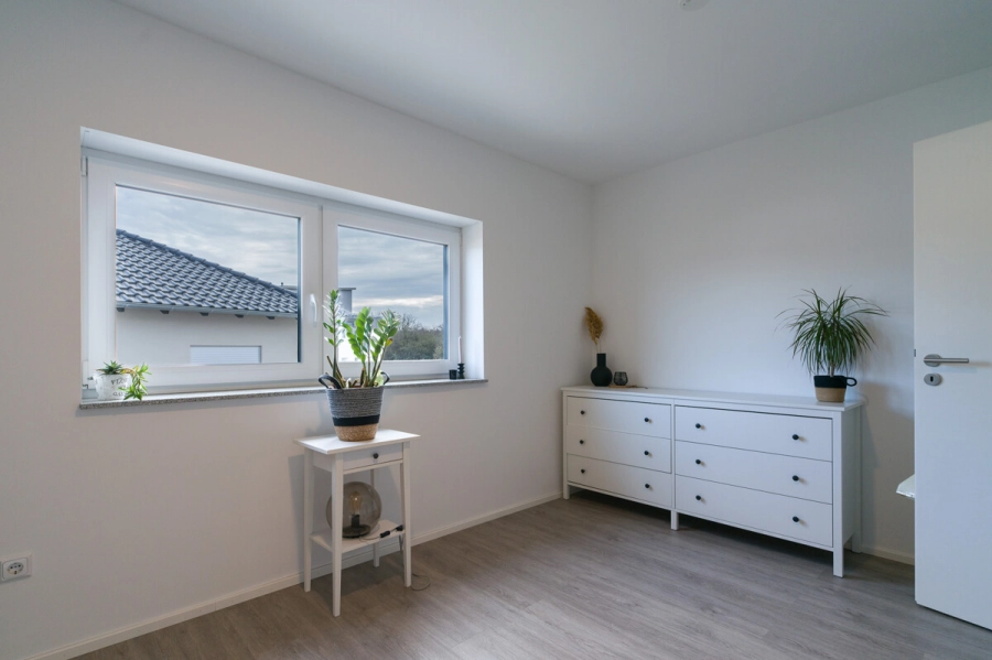 Familienfreundliches Wohnen in einer neuwertigen Doppelhaushälfte mit Energieeffizienzklasse A+ - Schlafzimmer 2 im Obergeschoss (80625)