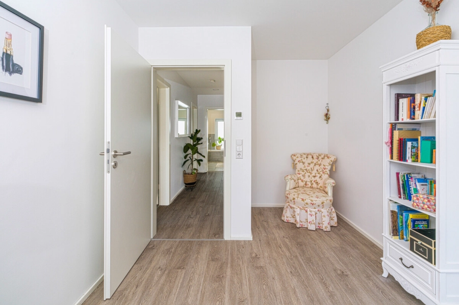 Familienfreundliches Wohnen in einer neuwertigen Doppelhaushälfte mit Energieeffizienzklasse A+ - Schlafzimmer 1 im Obergeschoss (80624)