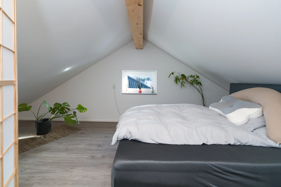 Familienfreundliches Wohnen in einer neuwertigen Doppelhaushälfte mit Energieeffizienzklasse A+ - Studio im Dachgeschoss (80628)