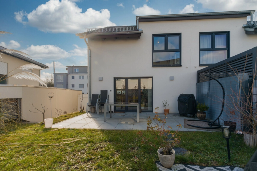 Familienfreundliches Wohnen in einer neuwertigen Doppelhaushälfte mit Energieeffizienzklasse A+ - Gartenansicht (80629)