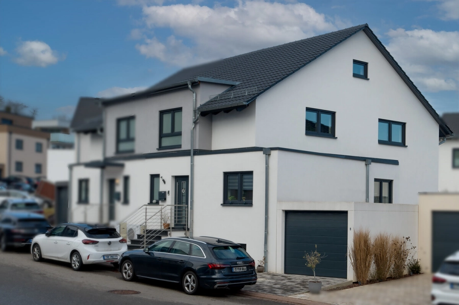 Familienfreundliches Wohnen in einer neuwertigen Doppelhaushälfte mit Energieeffizienzklasse A+ - Straßenansicht (80619)
