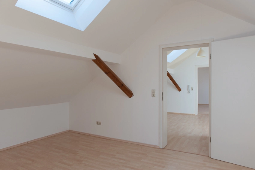 685 m² Vermietungsfläche: Zwei Wohn- und Geschäftshäuser mit über 7% Rendite - Wohnung DG (80235)