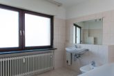Interessante Kapitalanlage: Zwei Wohn- und Geschäftshäuser - Badezimmer OG